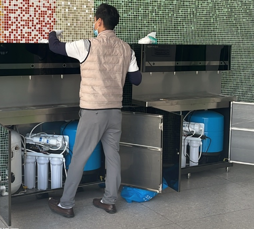 清水源维保人员进行饮水设备清洗消毒作业 清水源维保人员进行饮水设备清洗消毒作业