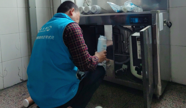 清水源维保人员在跟换滤芯